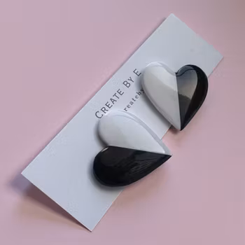 Glossiga hjärtan (svart/vit)