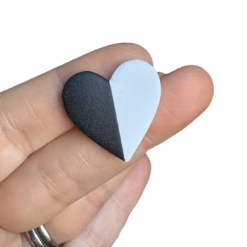 Matta studs hjärtan (svart/vit)