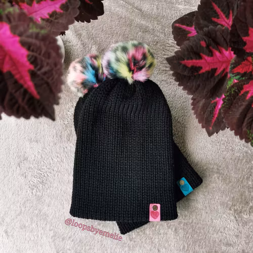 Dubbelstickad mössa med pompom