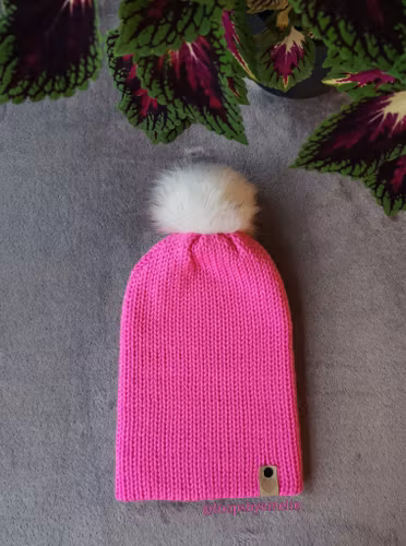 Dubbelstickad mössa med pompom