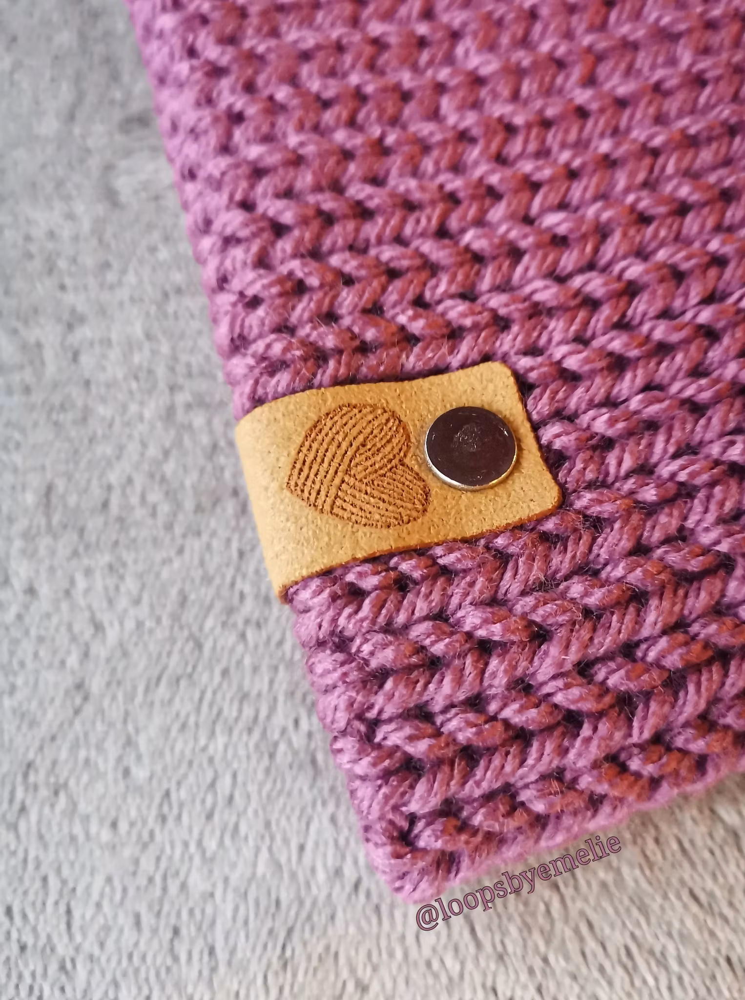 Dubbelstickad mössa med pompom