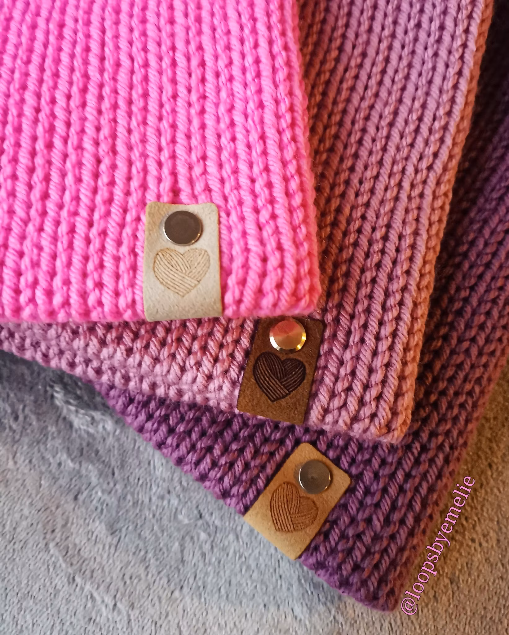 Dubbelstickad mössa med pompom