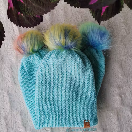 Dubbelstickad mössa med pompom