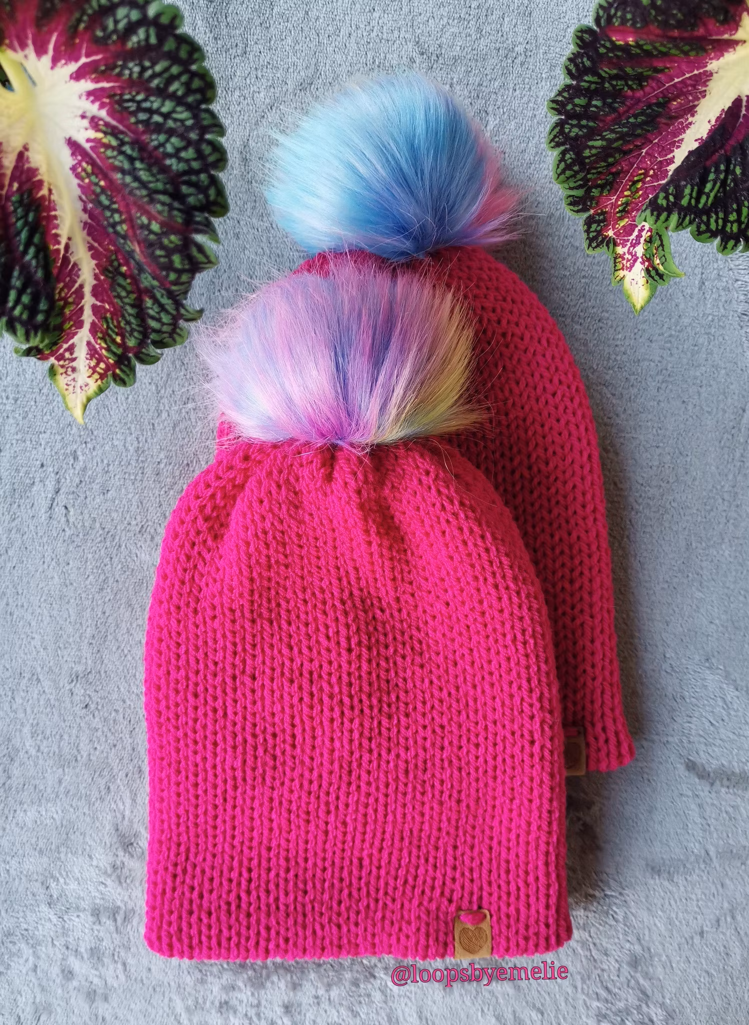 Dubbelstickad mössa med pompom