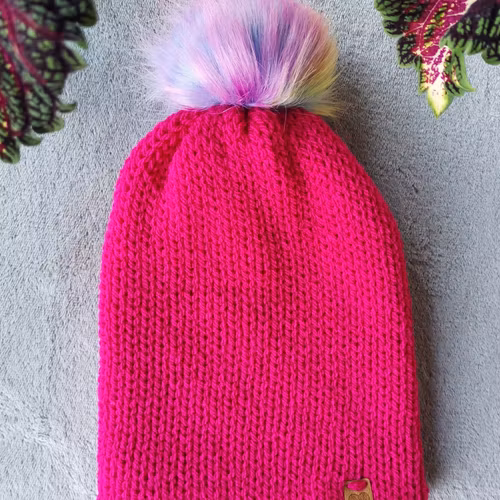 Dubbelstickad mössa med pompom