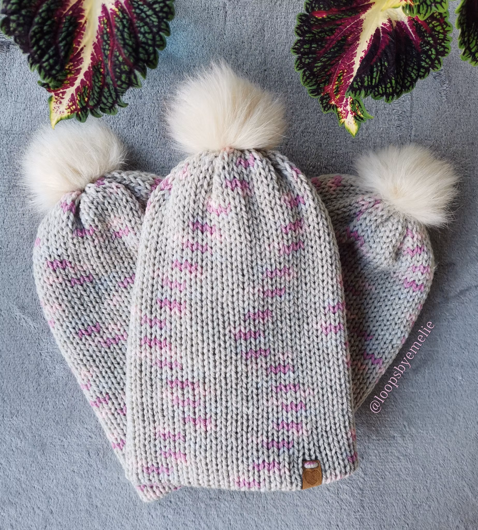 Dubbelstickad mössa med pompom