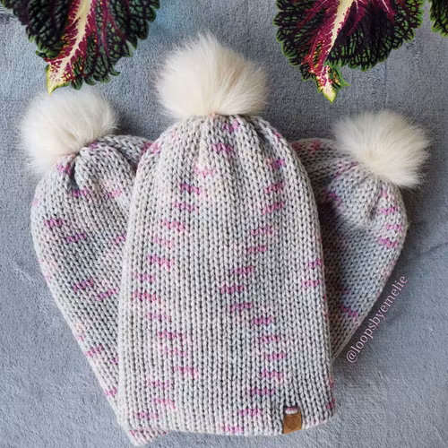 Dubbelstickad mössa med pompom