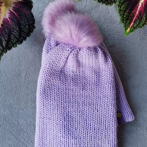 Dubbelstickad mössa med pompom