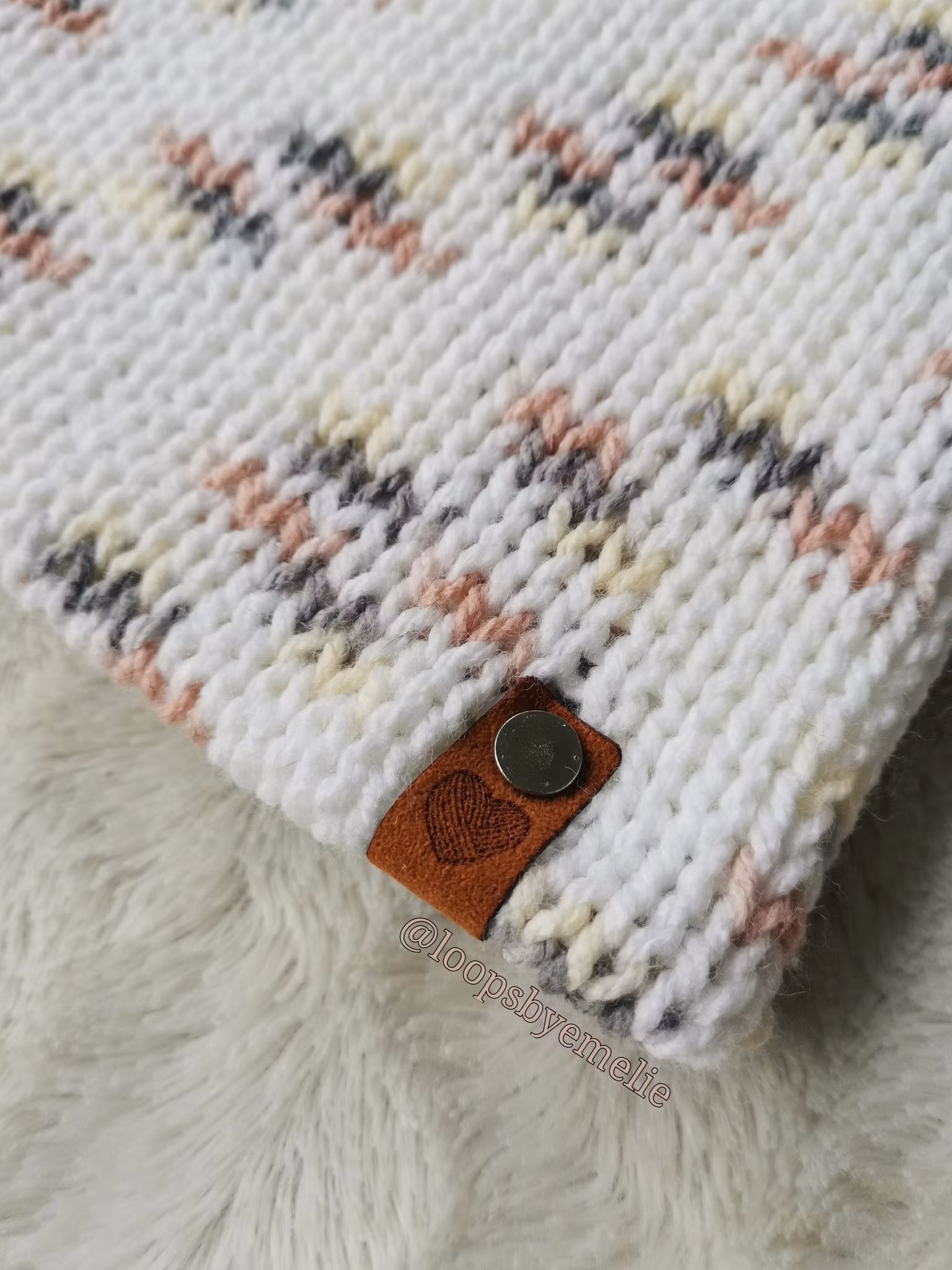 Dubbelstickad mössa med pompom