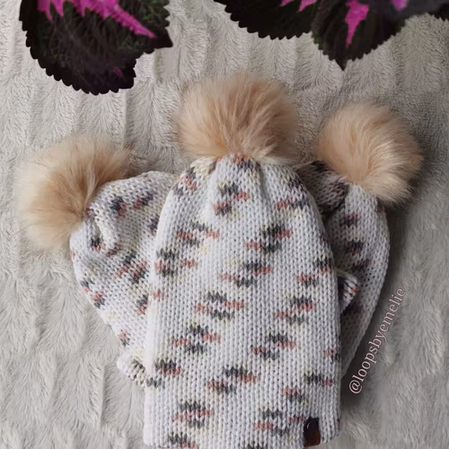 Dubbelstickad mössa med pompom