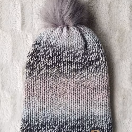 Dubbelstickad mössa med pompom