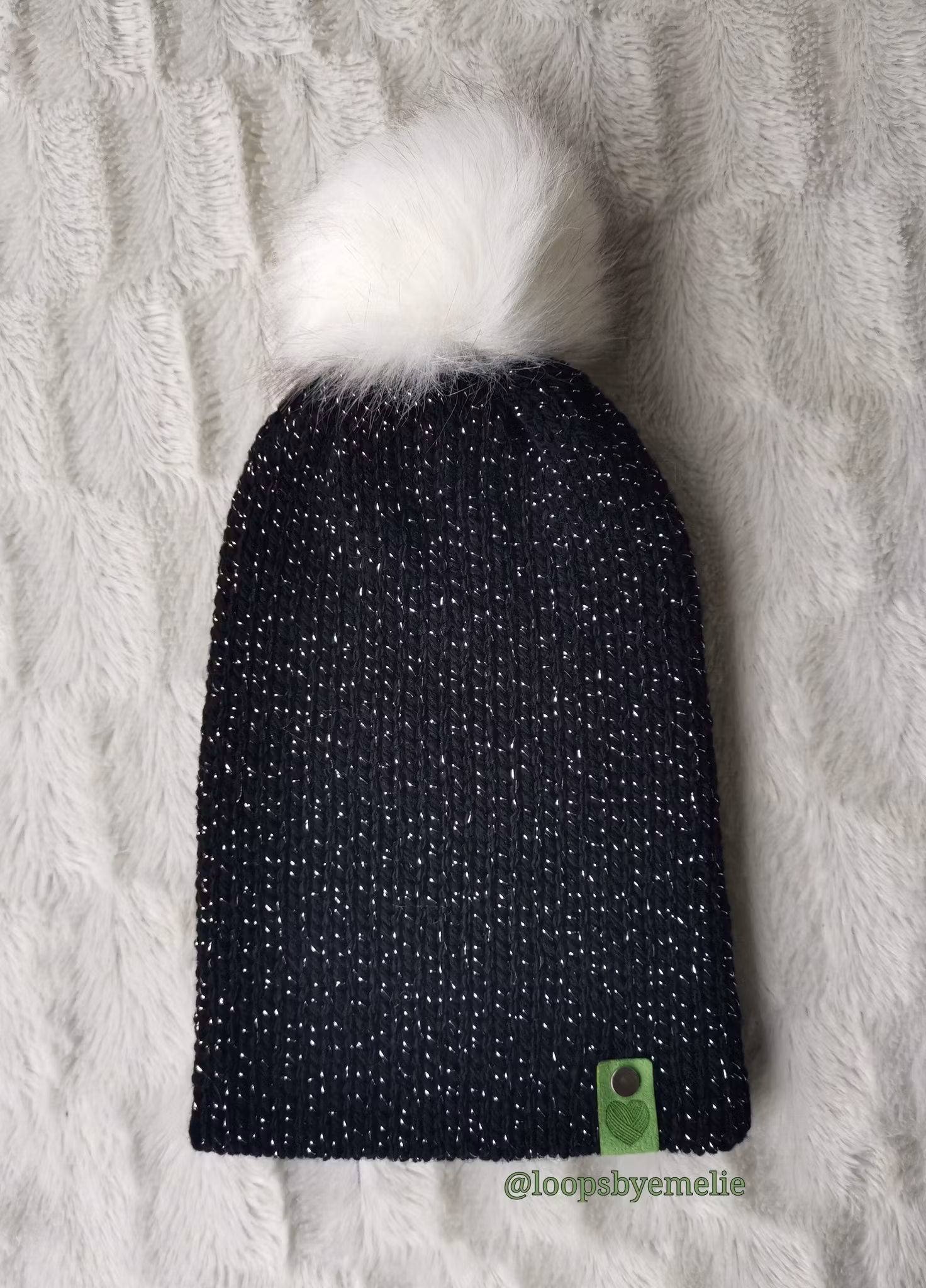 Dubbelstickad mössa med pompom