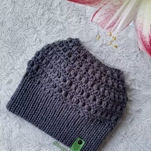 Mössa med hål / Messy bun beanie