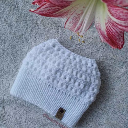 Mössa med hål / Messy bun beanie