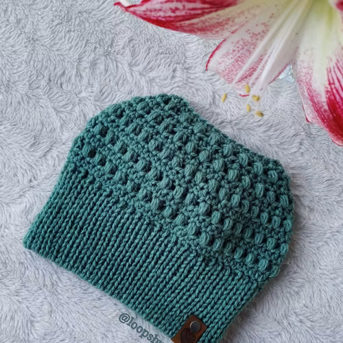 Mössa med hål / Messy bun beanie