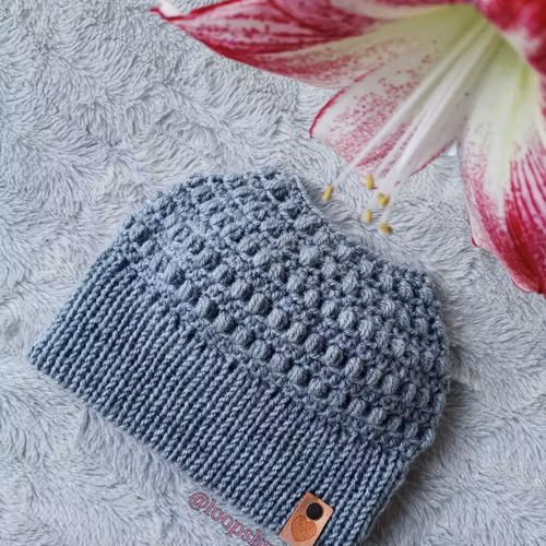 Mössa med hål / Messy bun beanie