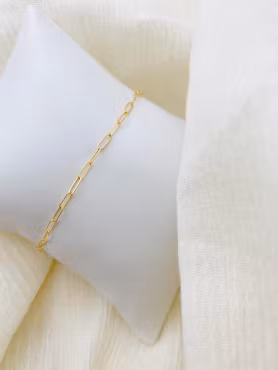 Kono & Co: Dainty Paperclip Gold Bracelet
