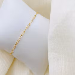Kono & Co: Dainty Paperclip Gold Bracelet