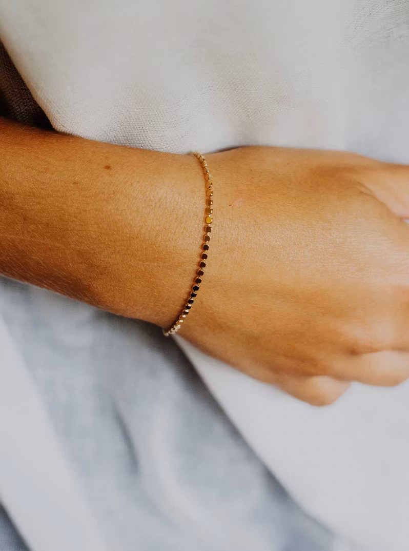 Kono & Co: Flat Disch Shiny Gold Bracelet