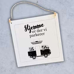 Metallskilt - Hjemme er der vi parkerer
