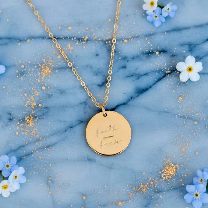 Gigis Petals - "Faith over Fear" Gullkjede