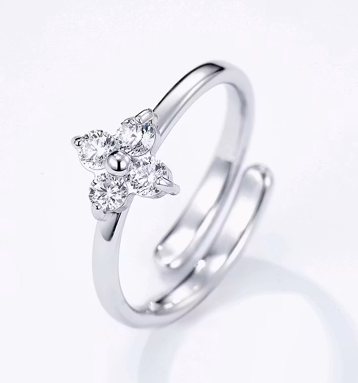 Justerbar sølvring med Glitrende Stein & Detaljert Bånd