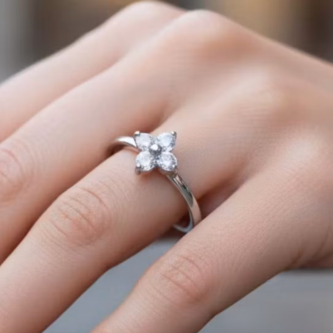 Justerbar ring med Glitrende Stein & Detaljert Bånd