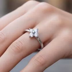 Justerbar ring med Glitrende Stein & Detaljert Bånd