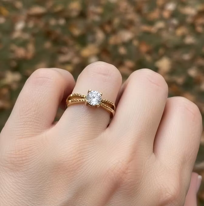 Justerbar ring med Glitrende Stein & Detaljert Bånd