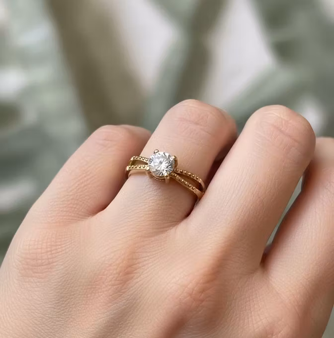 Justerbar ring med Glitrende Stein & Detaljert Bånd