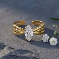 Justerbar Gullfarget Ring med klar Stein