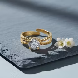 Justerbar ring med Glitrende Stein & Detaljert Bånd