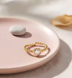 Justerbar gullbelagt ring med hjerteformet stein