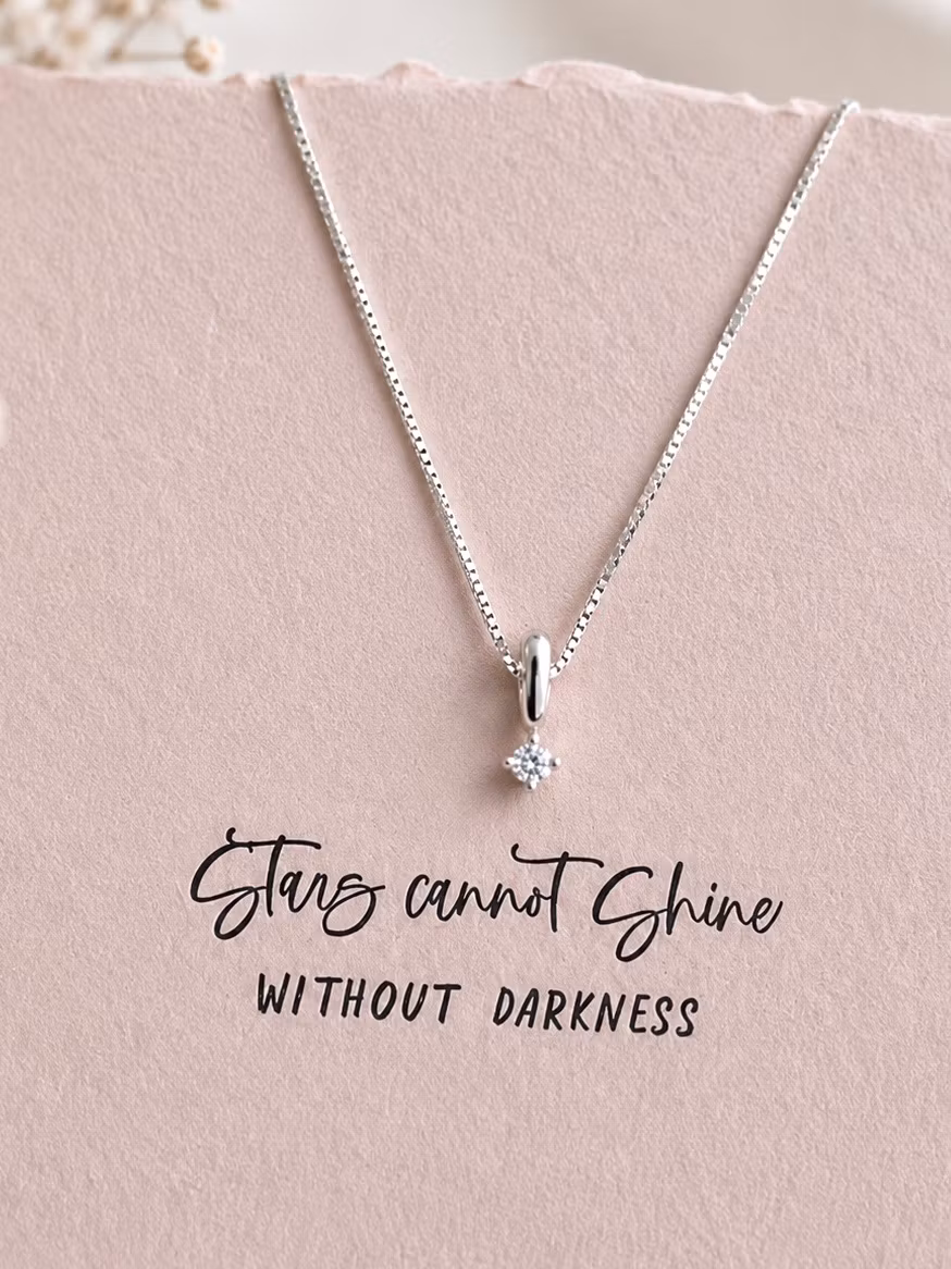 Stars cannot shine without darkness - Smykkekort med sølvkjede