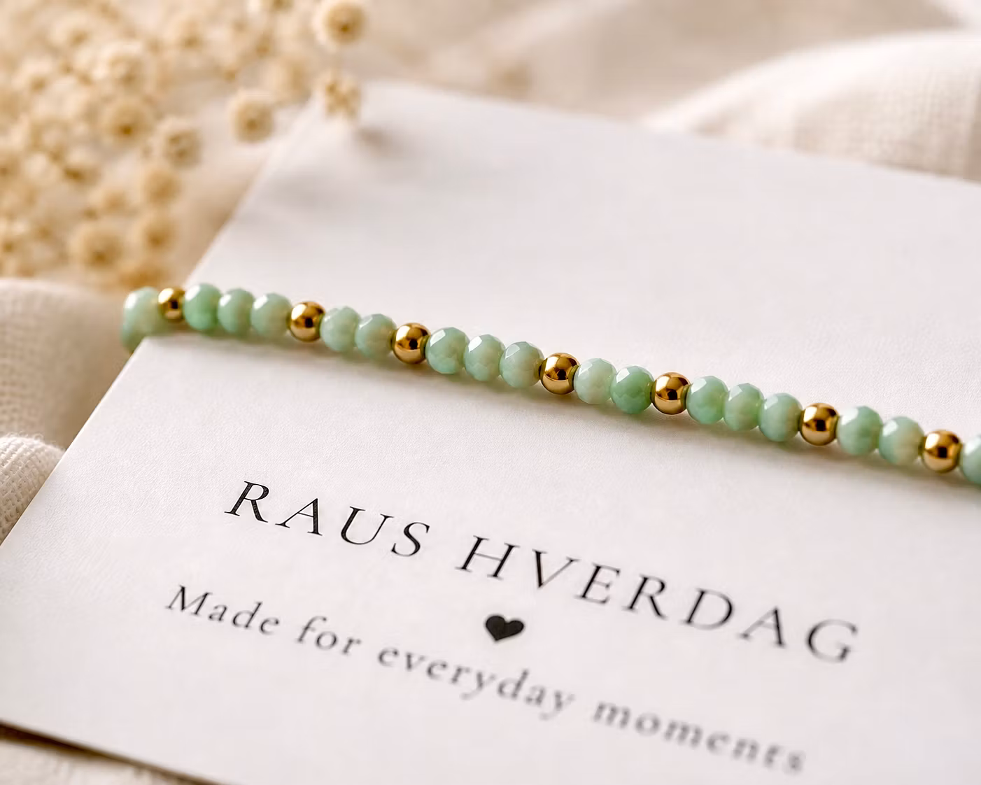 Armbånd med mintgrønne perler & gulldetaljer