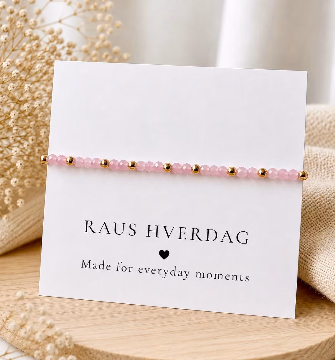 Armbånd med rosa perler & gulldetaljer