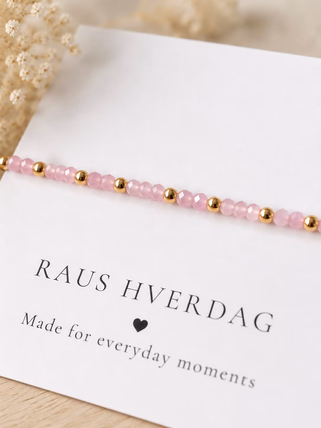 Armbånd med rosa perler & gulldetaljer