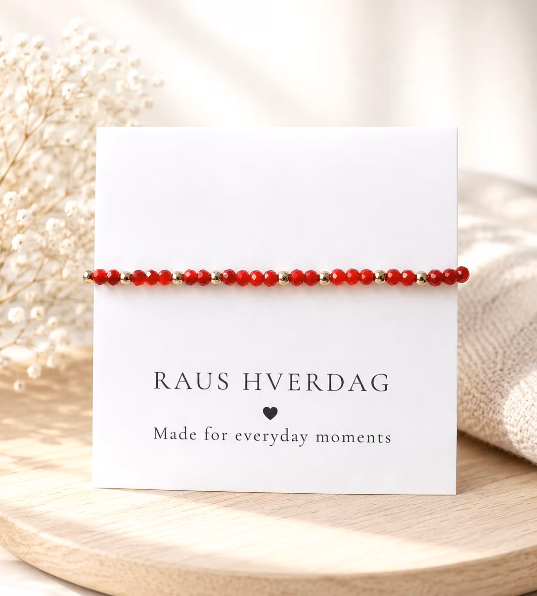 Armbånd med røde perler & gulldetaljer
