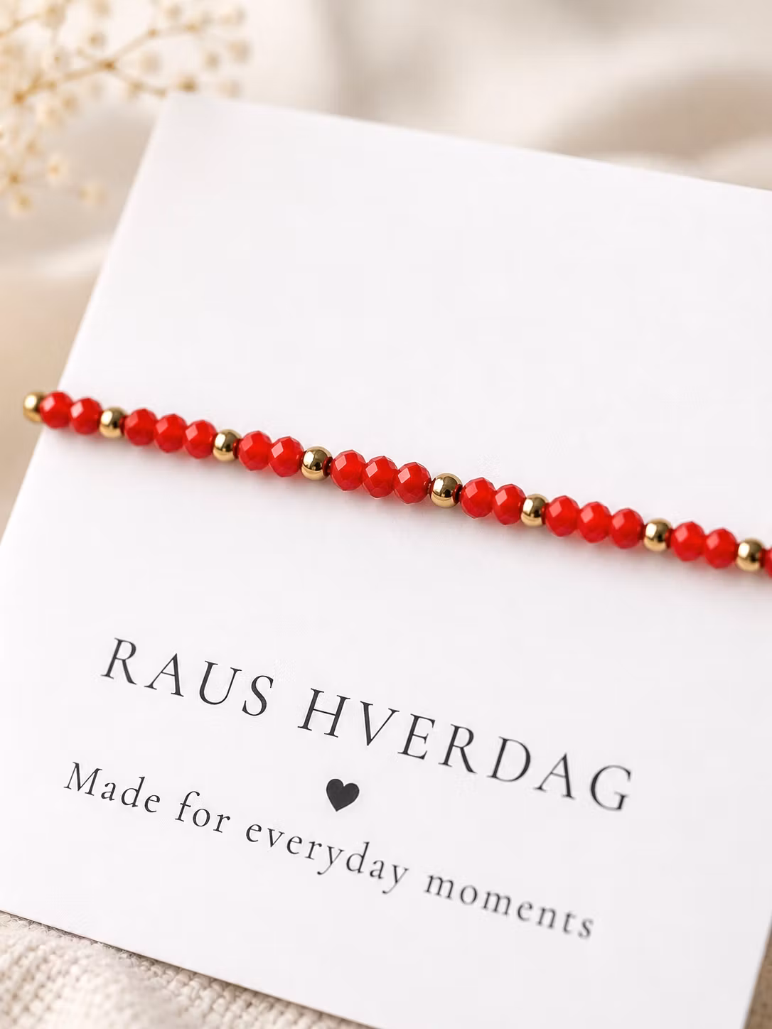 Armbånd med røde perler & gulldetaljer