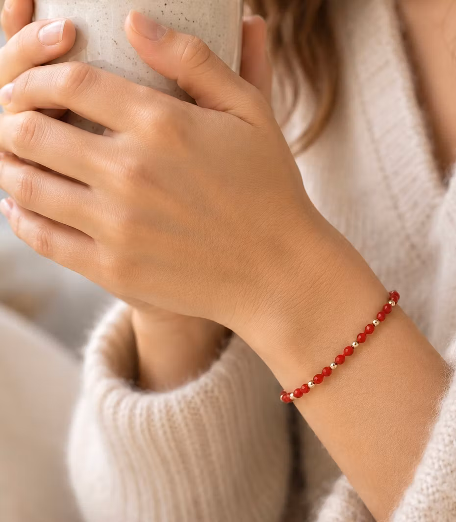 Armbånd med røde perler & gulldetaljer
