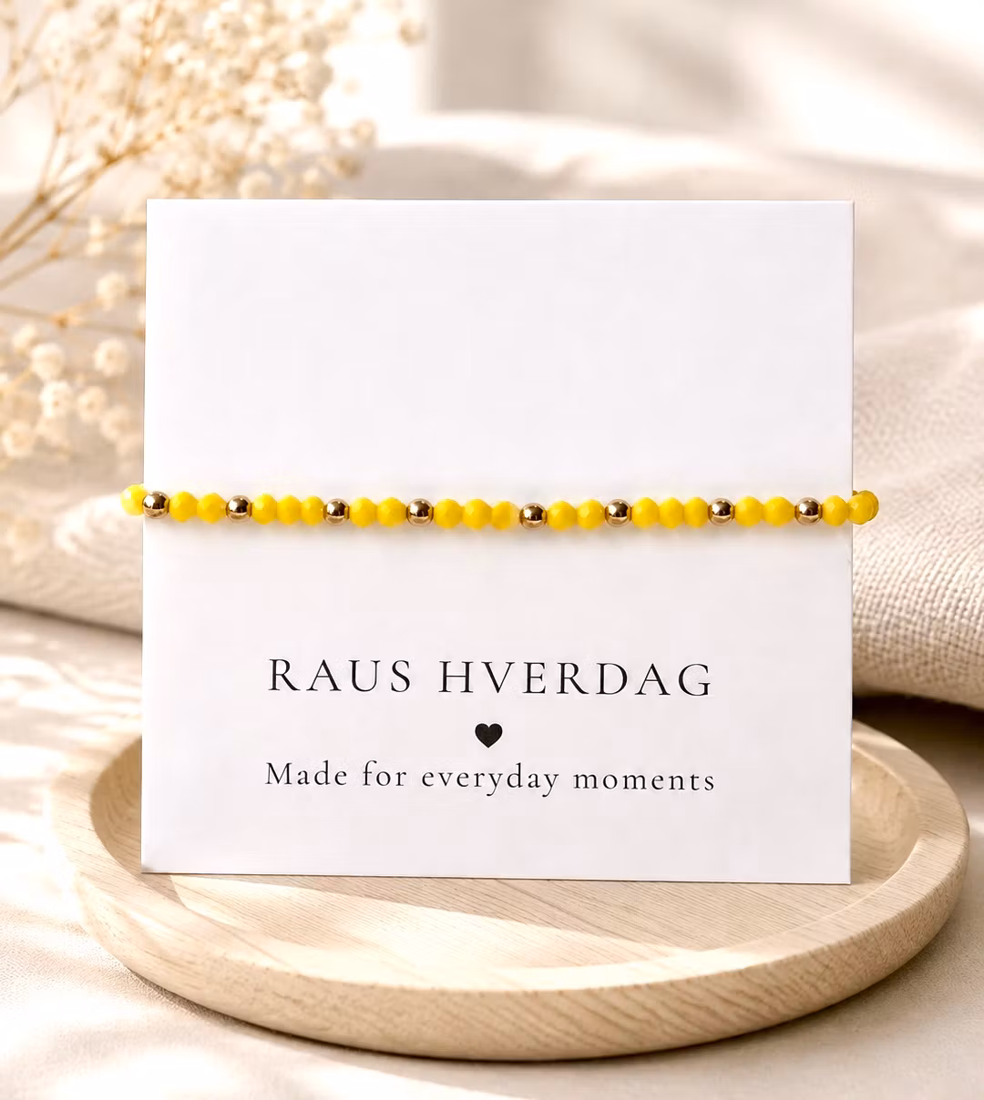 Armbånd med gule perler & gulldetaljer