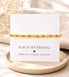 Armbånd med gule perler & gulldetaljer