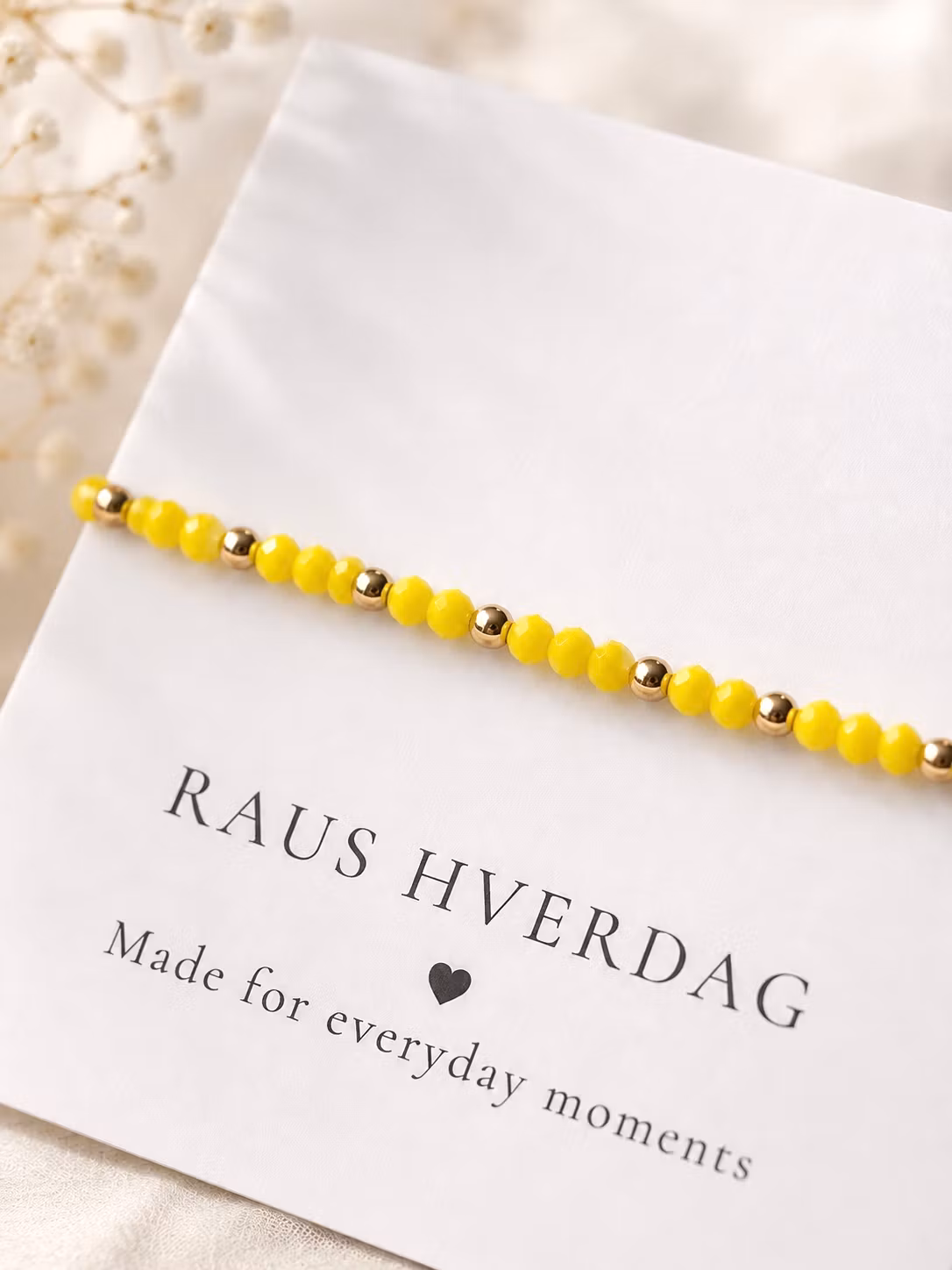 Armbånd med gule perler & gulldetaljer
