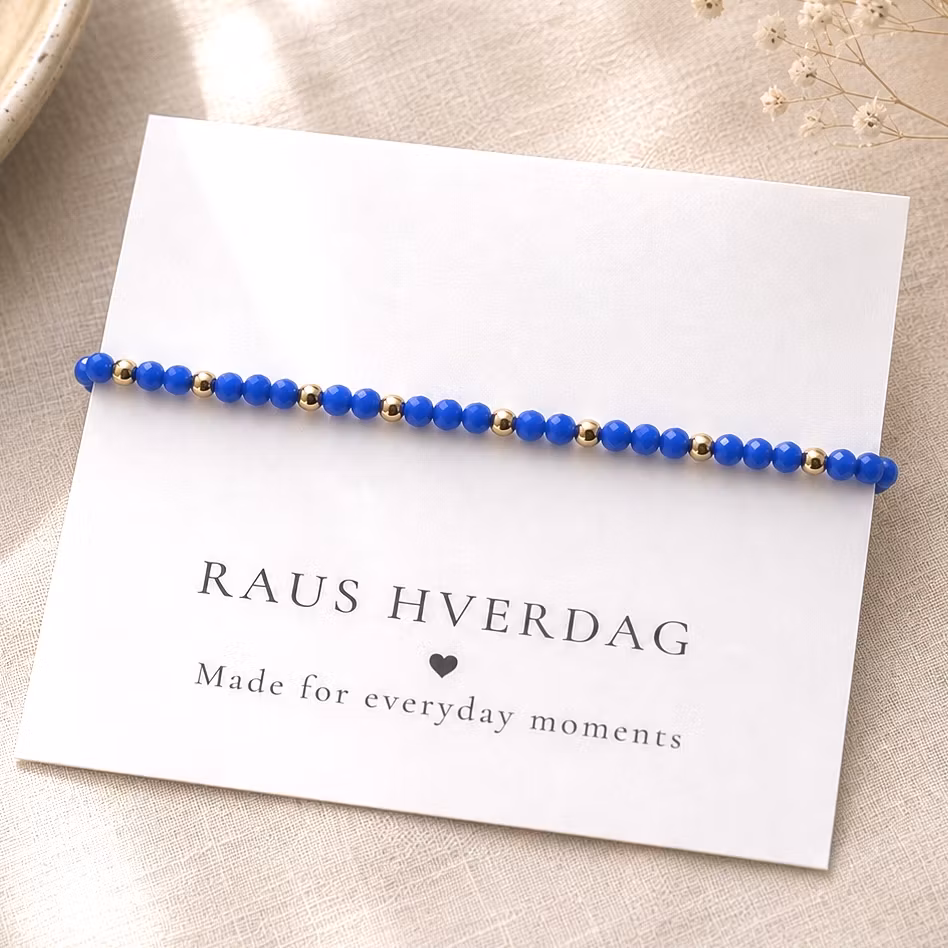 Armbånd med blå  perler & gulldetaljer