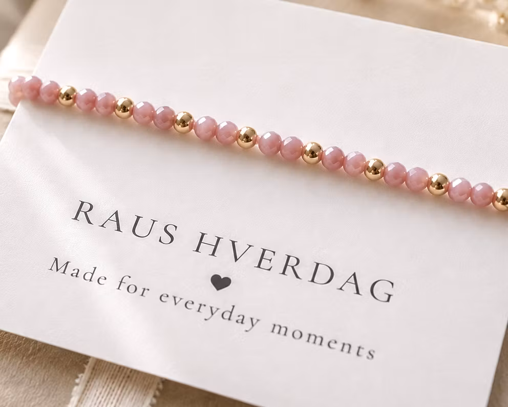 Armbånd med rosa perler & gulldetaljer
