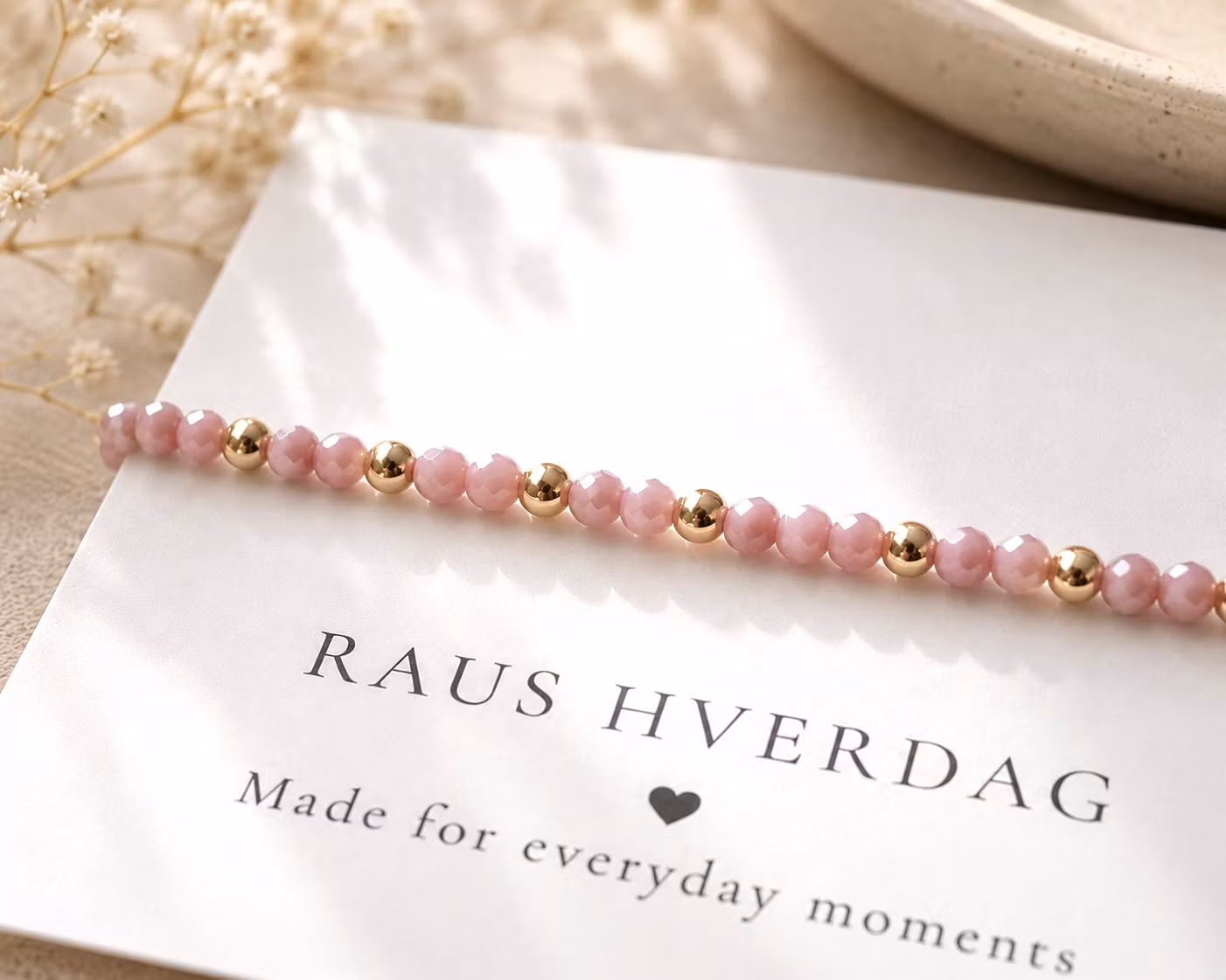 Armbånd med rosa perler & gulldetaljer