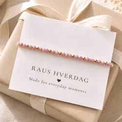 Armbånd med rosa perler & gulldetaljer