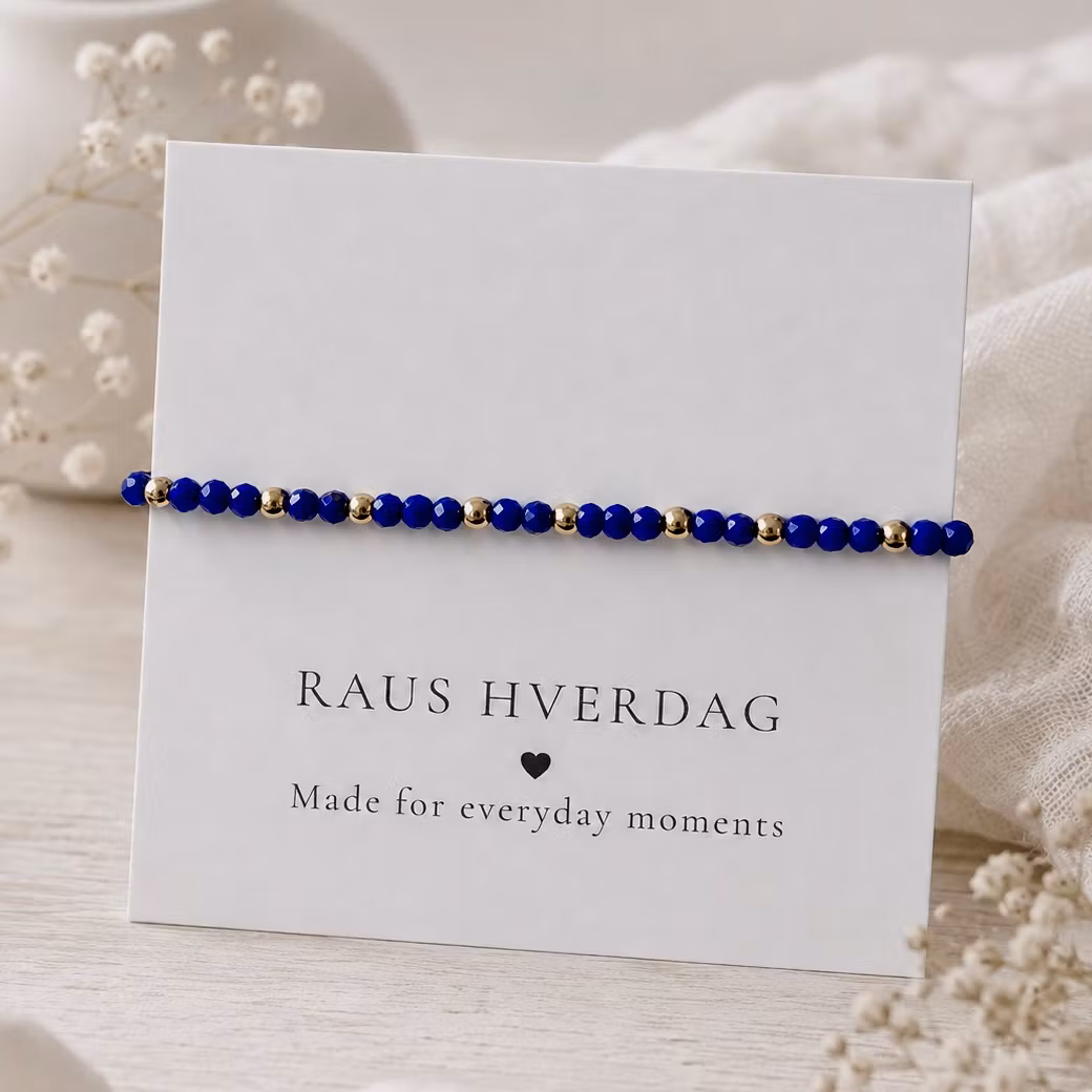 Armbånd med mørk blå perler & gulldetaljer