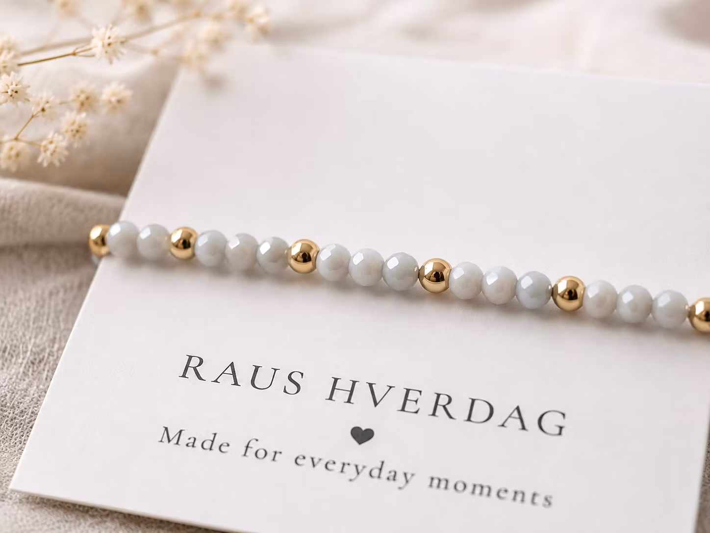 Armbånd med Lys Grå perler & gulldetaljer