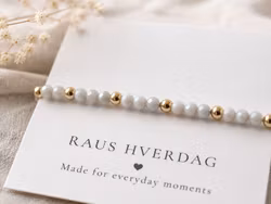 Armbånd med Lys Grå perler & gulldetaljer